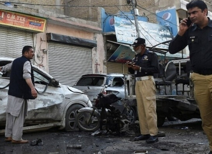 Explosions hit Pakistani police station