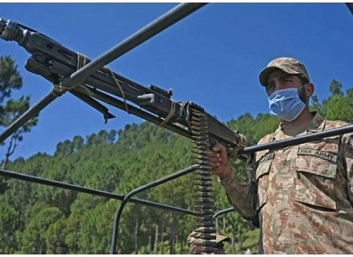 Five Pakistan army soldiers die in shootshoot with terrorists