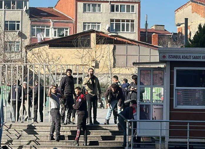 У здания суда в Стамбуле произошел теракт