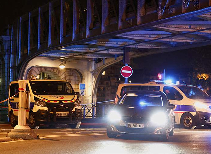 В Париже мужчина с ножом напал на прохожих