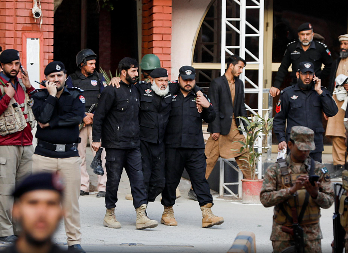 Трое военнослужащих погибли в результате атаки смертника в Пакистане