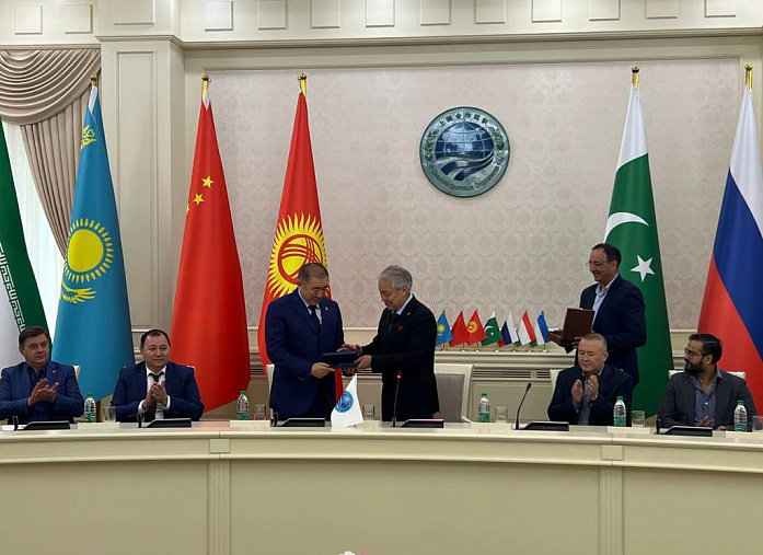 授予哈萨克斯坦共和国常驻上海合作组织地区反恐机构代表勋章