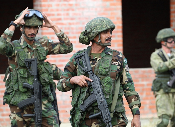 Военнослужащий и три террориста погибли на северо-западе Пакистана