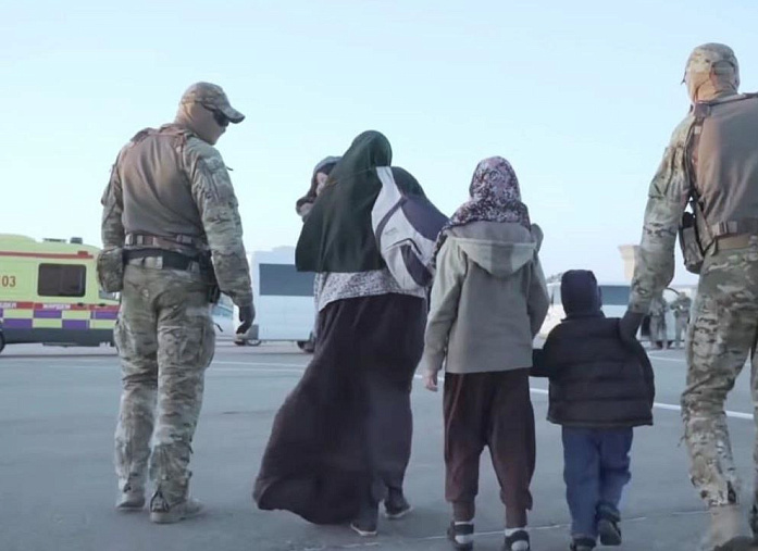 Operation Zhusan: Kazakh woman with children brought back from Syria