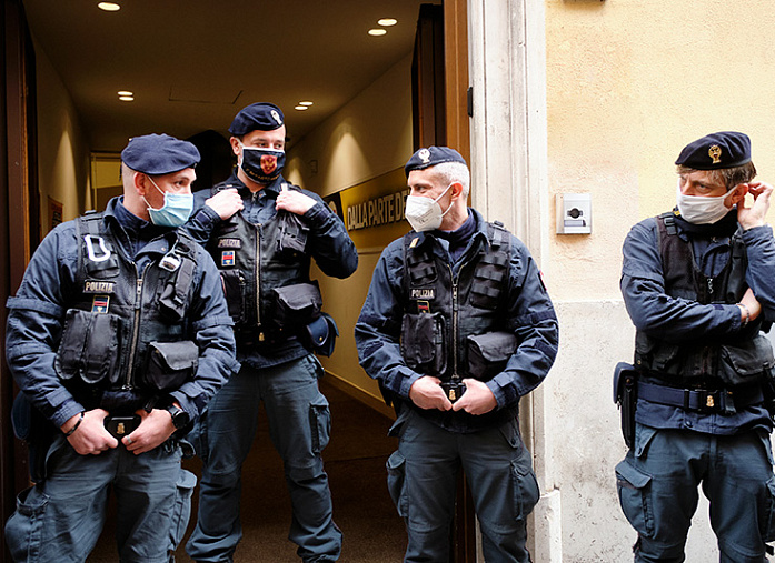 Двух человек арестовали в Милане по подозрению в терроризме