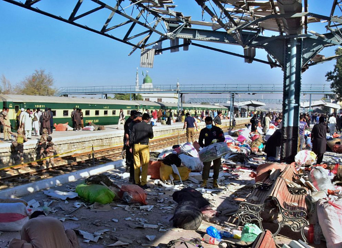 Suicide bomber kills 24 people at Pakistan train station