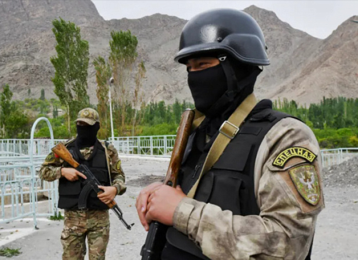 Tajik border guard killed in shootout with drug traffickers on Afghan border  