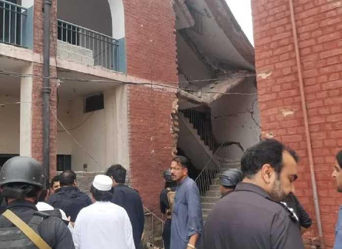 One police officer killed, 10 injured in terrorist attack in northwest Pakistan