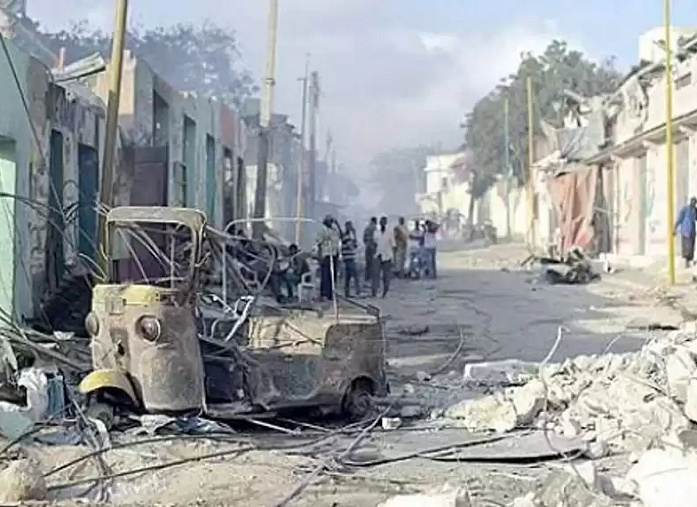В Сомали в результате двух взрывов у офиса депутата погибли 15 человек
