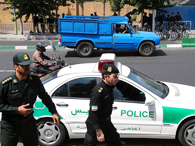 伊朗武装分子袭击后警察被打死
