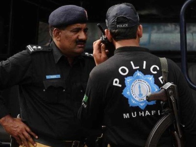 At least 10 policemen killed in militant attack in Pakistan